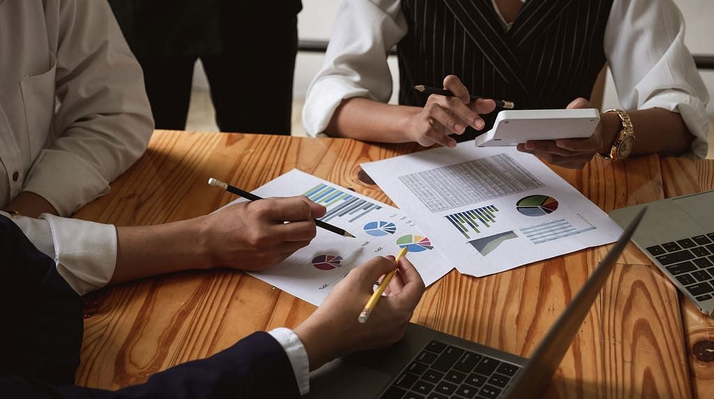 Personas reunidas revisando una hoja
